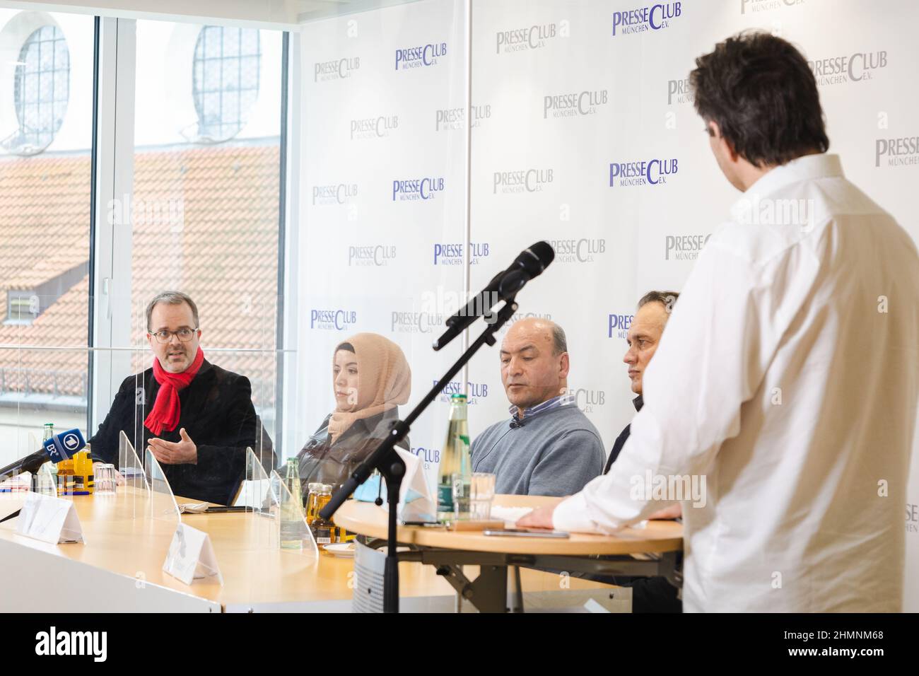 Zu den Rednern der Veranstaltung gehörten Markus Rinderspacher, Vizepräsident des Bayerischen landtags, Zufiye Kasim, dessen Familie betroffen ist, Asgar Can, der Anführer der uigurischen Gemeinschaft in Europa, und Ralf Bauer, ein Schauspieler, der einen Film über Tibet drehte (Sem Dhul - die Rückkehr) und mit buddhistischen Mönchen lebte. Geleitet wurde das Gespräch von Manfred Otzelberger, Vorstandsmitglied des Presseclubs. Am 11. Februar 2022 wurde im Münchner Presseclub eine Pressekonferenz organisiert, um die Kontroverse um die Olympischen Winterspiele 2022 in Peking, China, zu diskutieren. Das Sportereignis ist wegen der menschlichen ri höchst umstritten Stockfoto