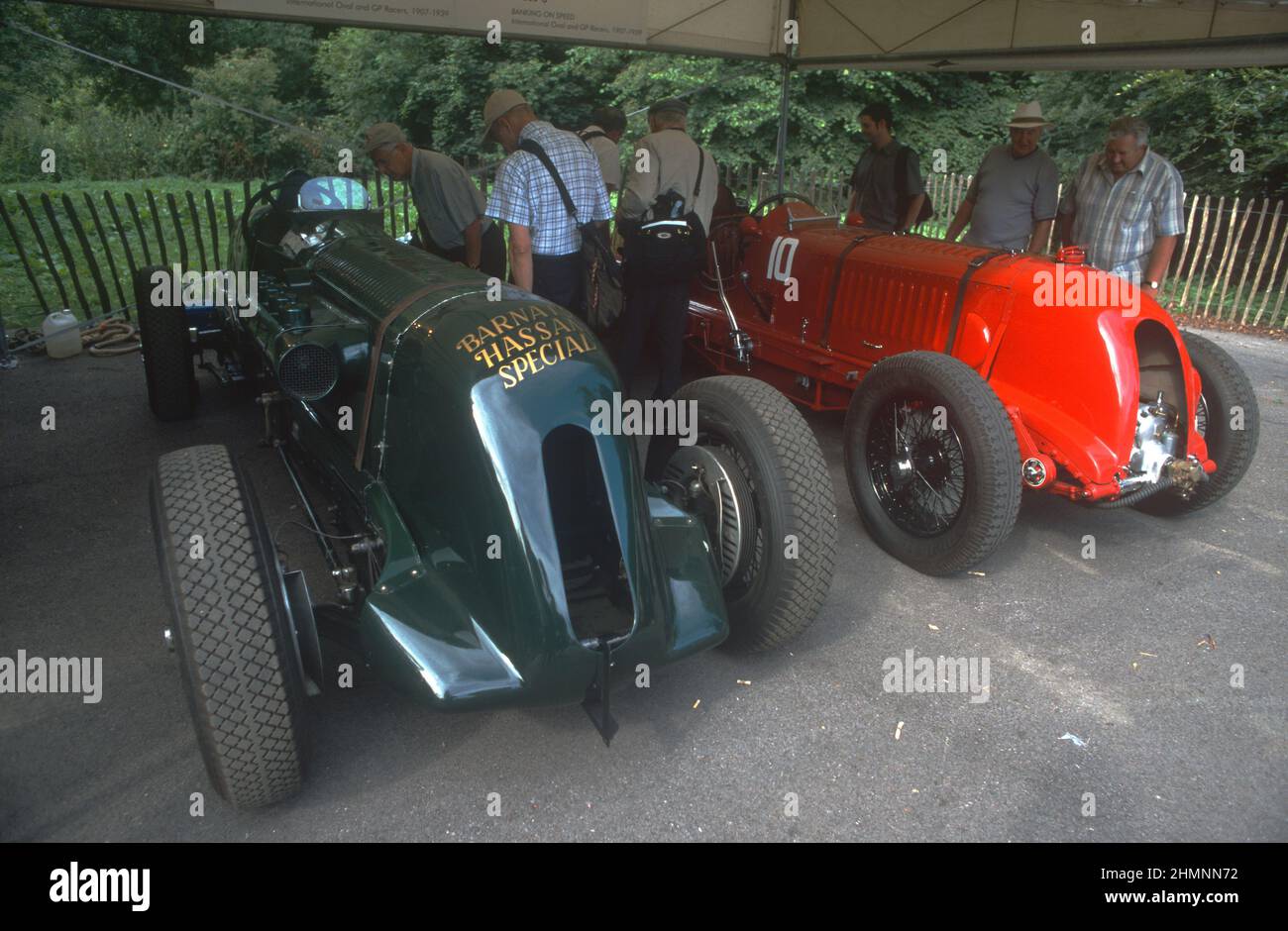 Die Barnato-Hassan und Birkin-Einsitzer-Bentleys vergleichen Brooklands Rennerinnerungen im Paddock beim Goodwood Festival of Speed 2003. Stockfoto