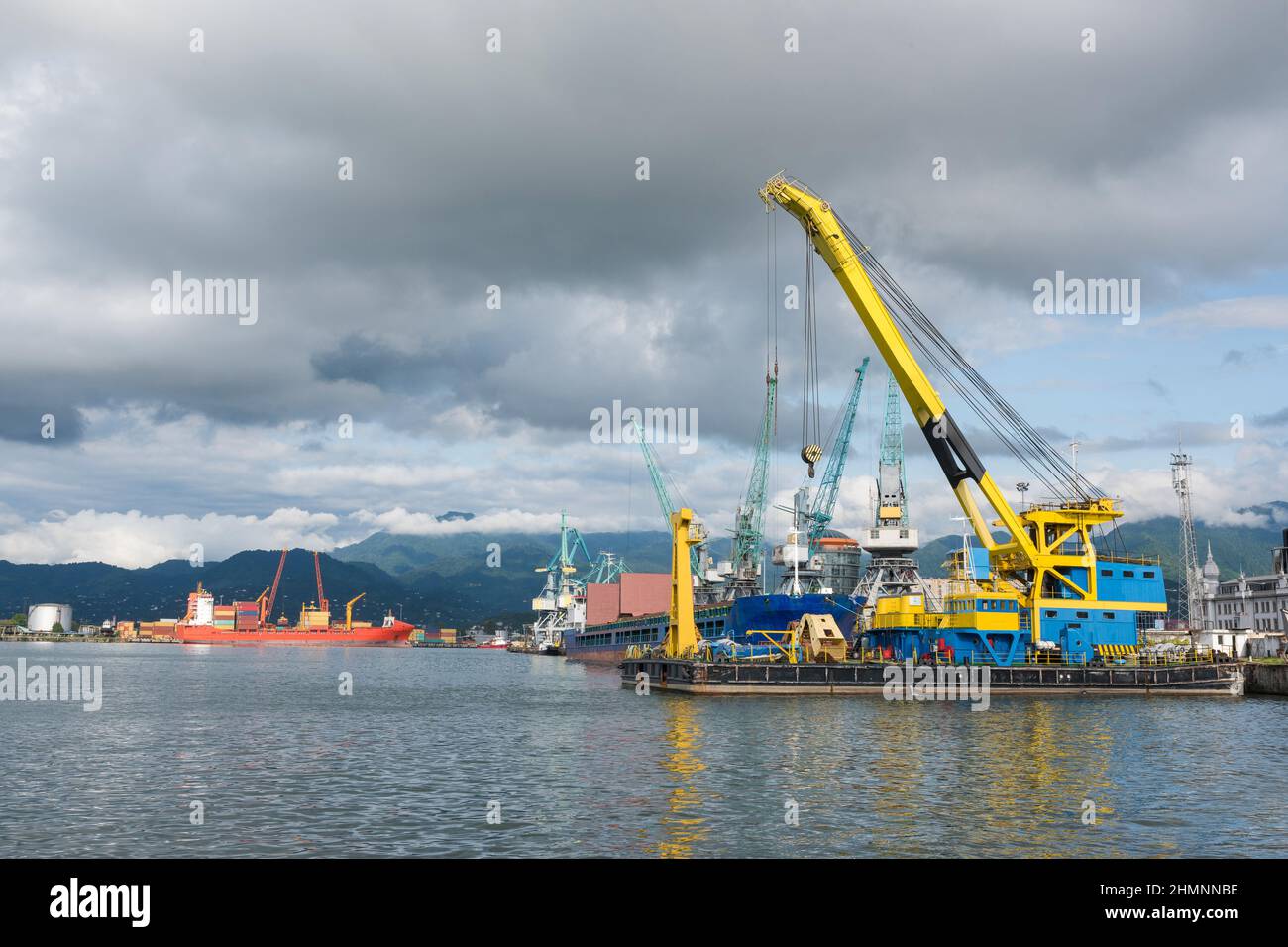 Marinehafen. Verladung von Containern, Handelshafen. Stockfoto