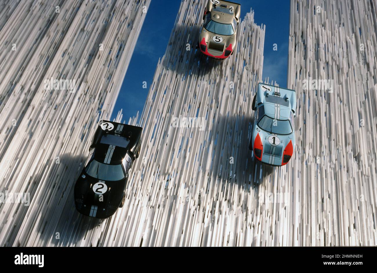 Dramatisches Herzstück beim Goodwood Festival of Speed 2003, mit lebensgroßen Modellen, die an das 1-2-3-Ziel von Ford beim 24-Stunden-Rennen von Le Mans 1967 erinnern. Stockfoto