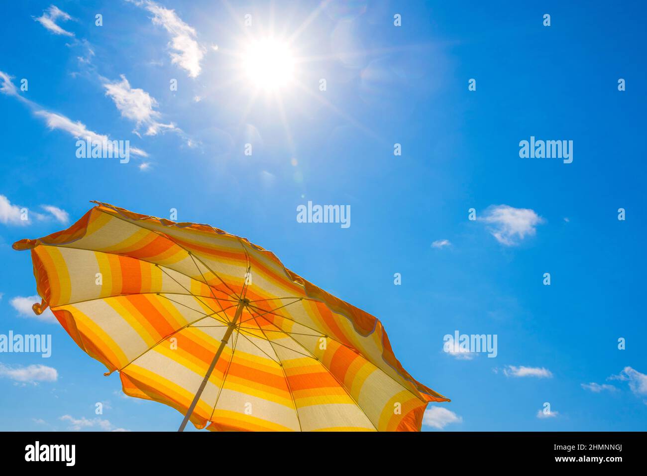 Sonnenschirm auf einem blauen Hintergrund Himmel, an einem sonnigen Tag mit der Kanubahn. Stockfoto