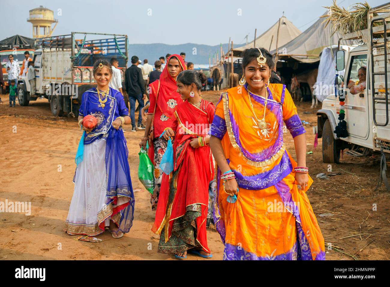 Fröhliche Marwari Mädchen mit bunten Kleidern während Pushkar Kamel fair, Rajasthan, Indien Stockfoto