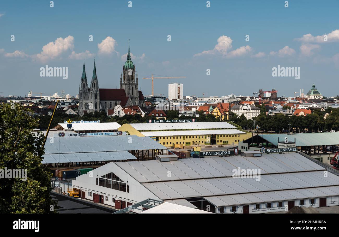 München, Bayern - Deutschland - 07 29 2018: Bauarbeiter arbeiten im Sommer auf dem Oktoberfest-Gelände Stockfoto