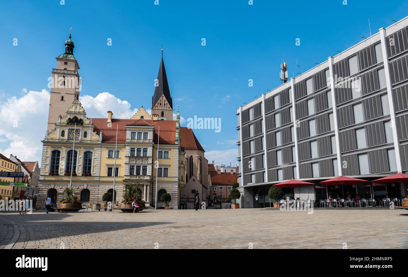 Ingolstadt, Bayern / Deutschland - 07 27 2018: Touristen und Einheimische spazierengehen am Altstädter Ring herum Stockfoto