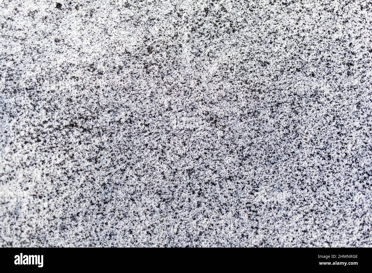 Schwarzer Ruß aus dem Kesselraum auf weißem Schnee. Natürlicher Hintergrund. Schnee gemischt mit Kohleroß, schlechte Ökologie. Umweltverschmutzung Stockfoto