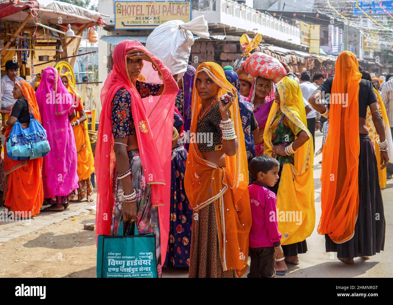 Marwari Frauen mit bunten Kleidern während der Pushkar Kamel Messe, Rajasthan, Indien Stockfoto