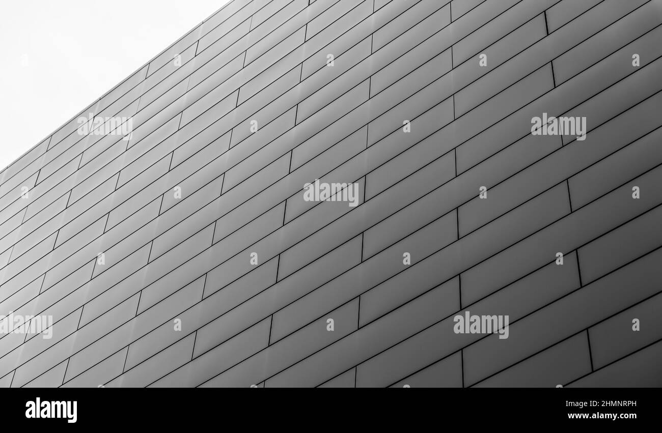 Ulm, Bayern - Deutschland - 08 07 2018: Abstraktes Design eines modernen Gebäudes mit rechteckigen Mustern und Linien Stockfoto