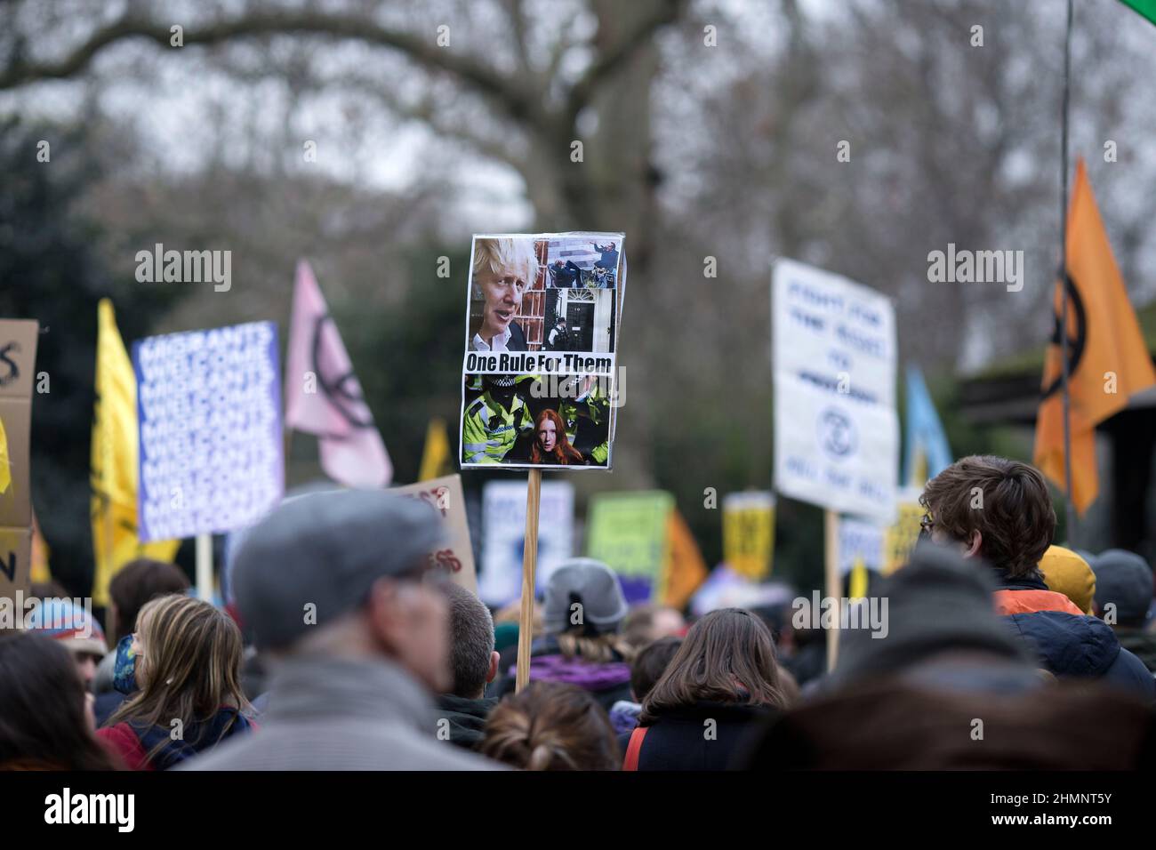 Die Teilnehmer versammeln sich und marschieren während einer Kundgebung gegen das Gesetz von Polizei, Verbrechen, Verurteilung und Gerichten im Zentrum von London. Stockfoto