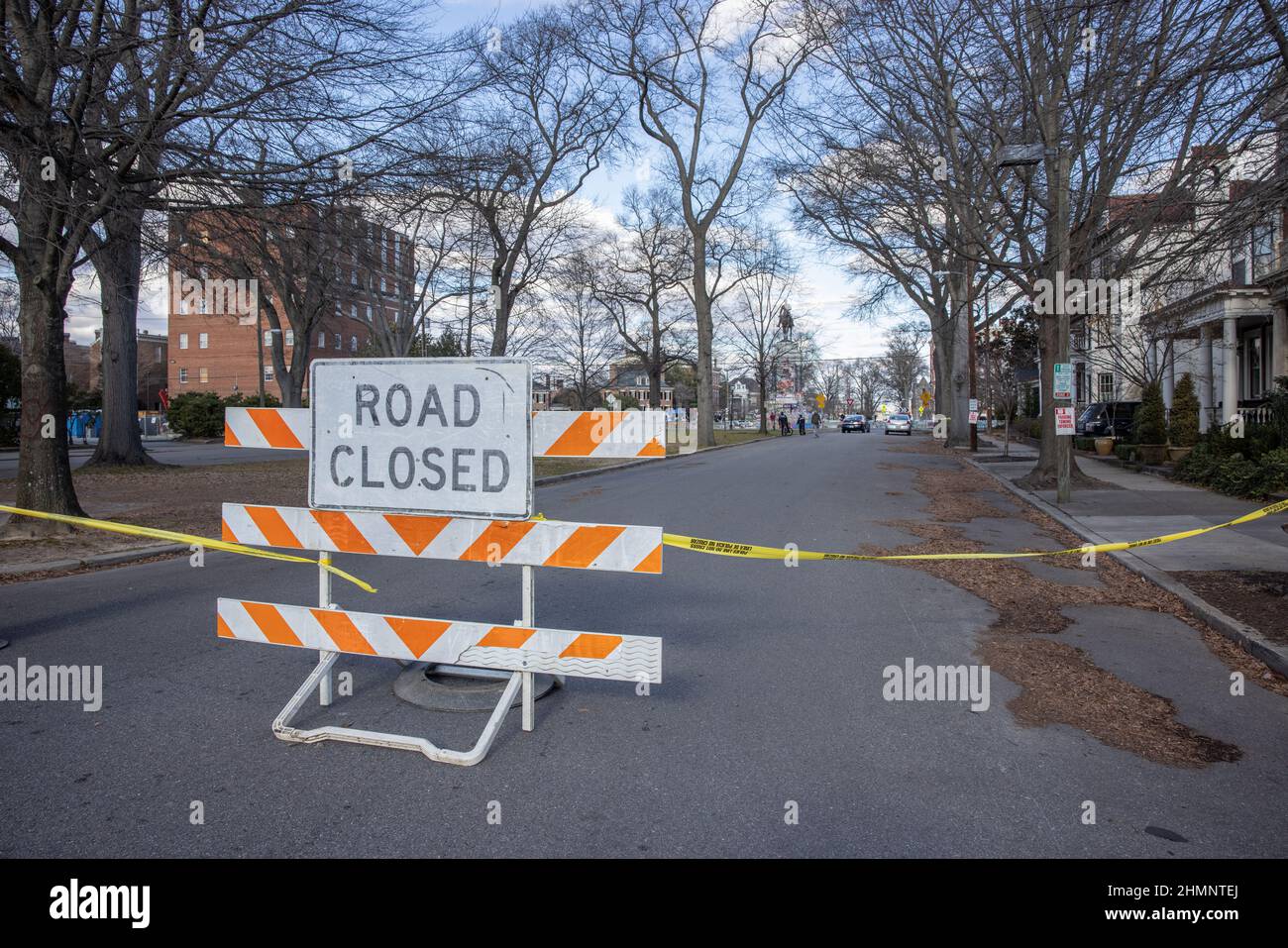 RICHMOND, VA – 17. Januar 2021: In der Nähe des Robert E. Lee Denkmals in Richmond ist eine Straße für den Autoverkehr gesperrt. Stockfoto