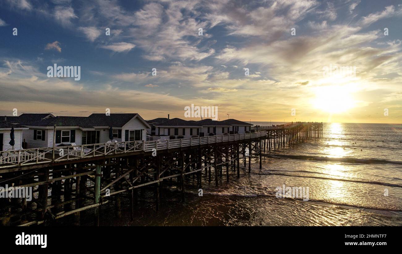 Luftansicht von Crystal Pier und Crystal Pier Cottages, wo Gäste über dem Meer schlafen, bei goldenem Sonnenuntergang, Pacific Beach, San Diego, Kalifornien, USA Stockfoto