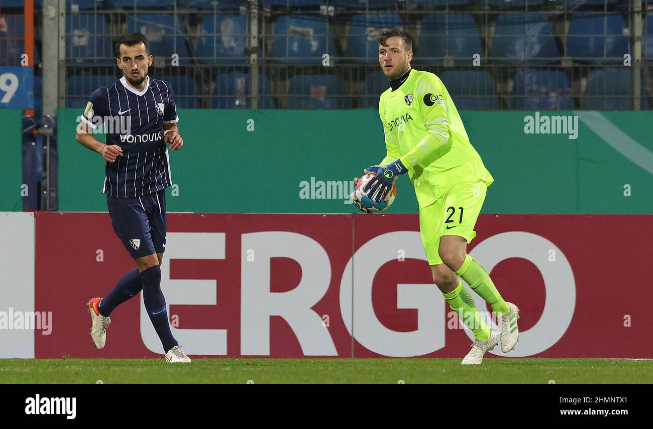 firo : 27th. Oktober 2021, Fuvuball, 1st Bundesliga, Saison 2021/2022, DFB Cup, 2nd Runden, VfL Bochum - FC Augsburg 5: 4 IE goalwart Michael ESSER, Bochum, mit MASOVIC, ERGO Werbetafel Stockfoto