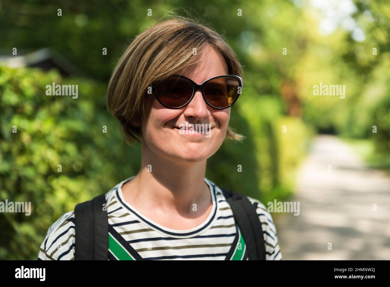 Porträt einer 30-jährigen Frau mit Bokeh-Hintergrund Stockfoto