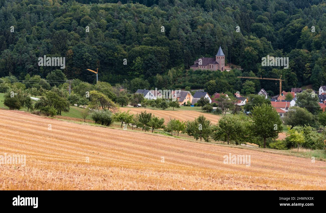 Landschaftlich reizvoller Blick über die Landschaft und das Dorf Reichenbach, Hessen, Deutschland Stockfoto