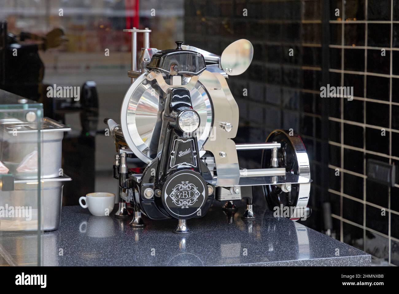 Belgrad, Serbien - 05. Februar 2022: Van Berkel International Srl Retro Style Meat and Deli Slicer Schwungrad Machine. Stockfoto