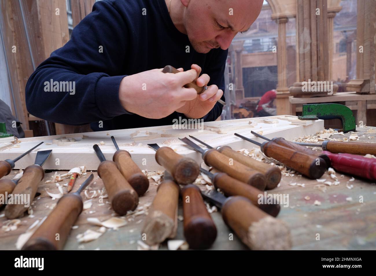 Handwerker aus Holz bei der Arbeit Stockfoto