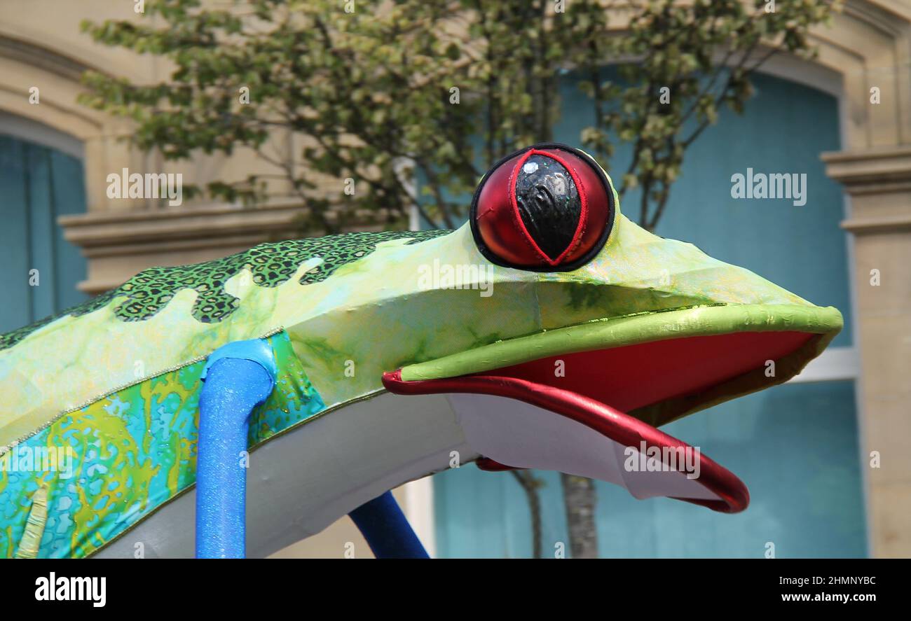 Eine große bunte Karnevalsfigur eines Frosches. Stockfoto