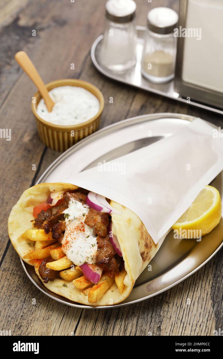 Hausgemachtes Schweinefleisch Gyros (Pita Wrap Sandwich) mit Tsatziki (Joghurt-Sauce), griechische Küche Stockfoto