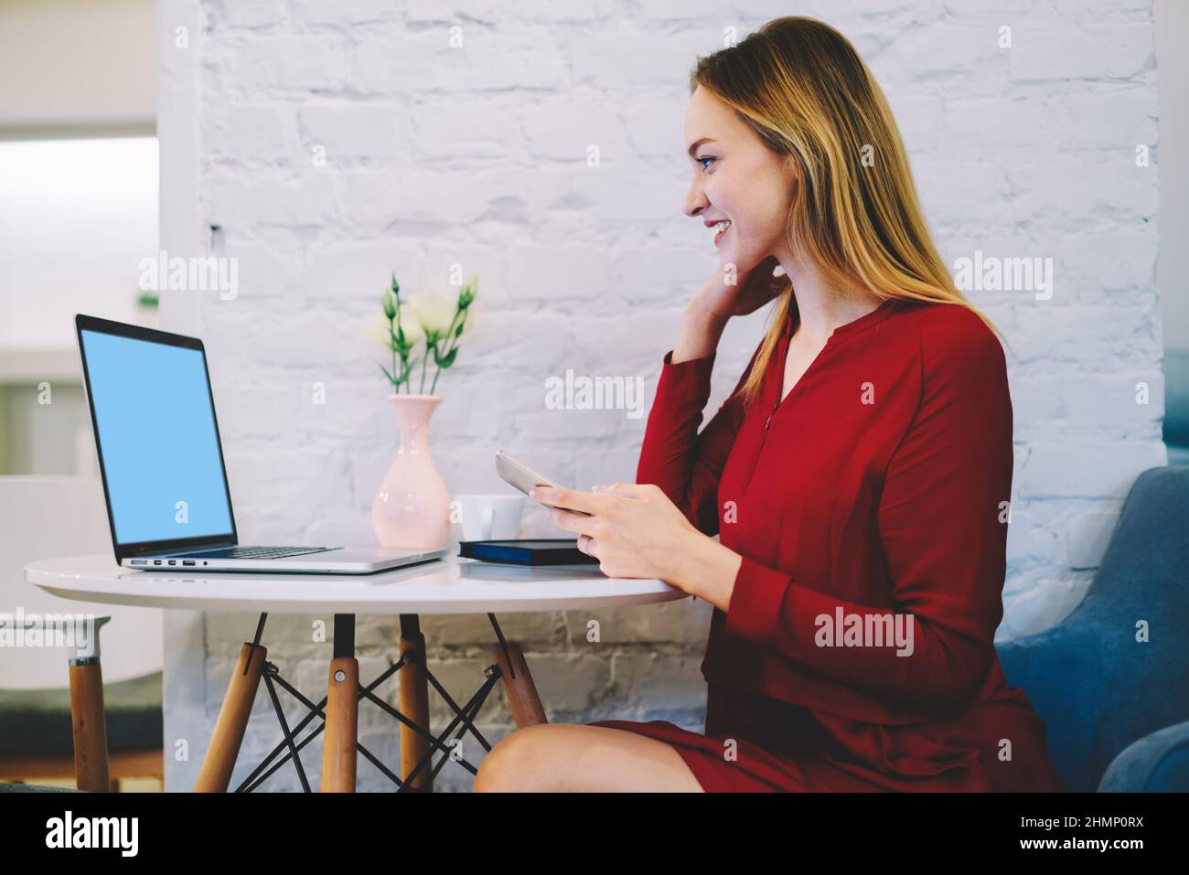 Fröhlicher Freiberufler, der an einem Laptop arbeitet Stockfoto