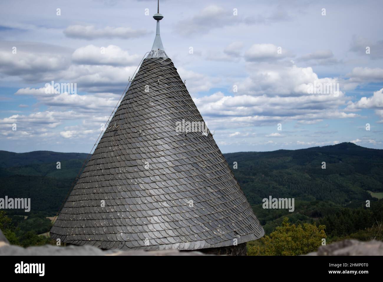 Ein Turm der Nürburg mit der Landschaft der Eifel im Hintergrund Stockfoto
