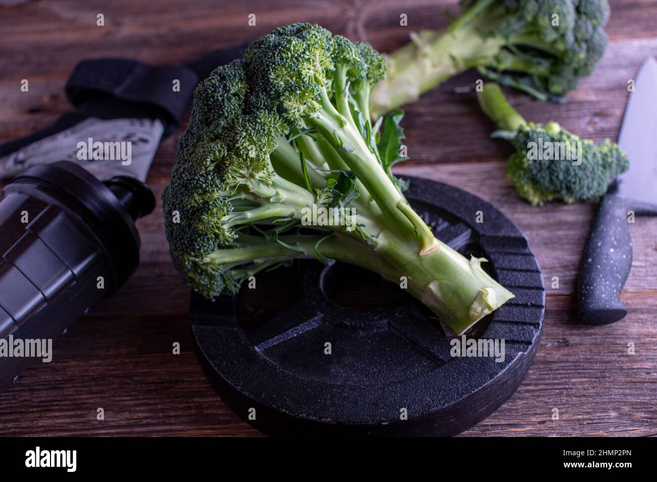 Brokkoli auf einer Hantelscheibe für die Sporternährung Stockfoto