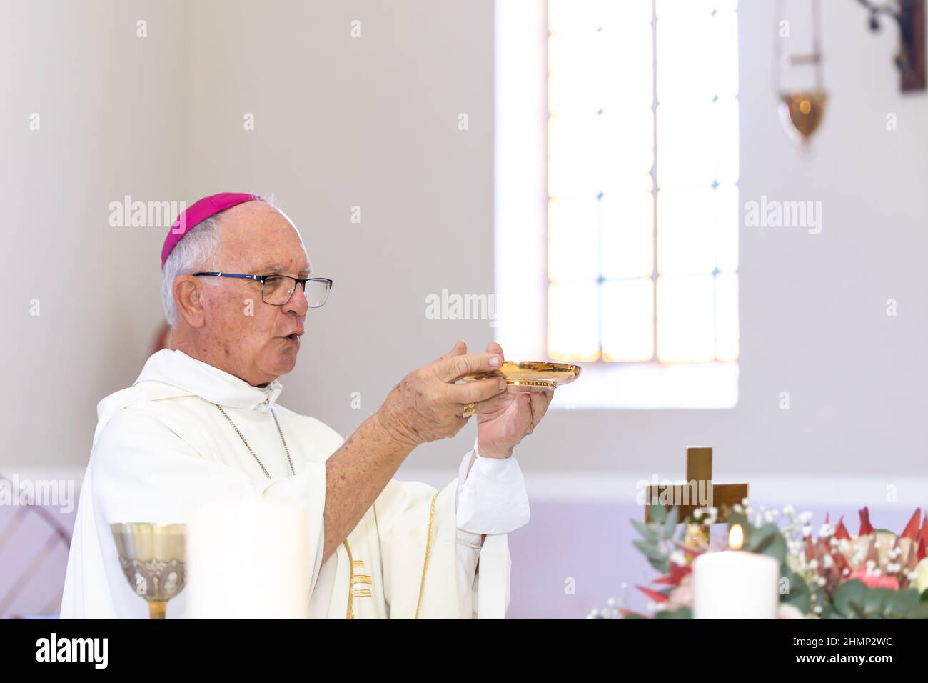 Priester in der Kirche bei Kommunion oder Messe Stockfoto