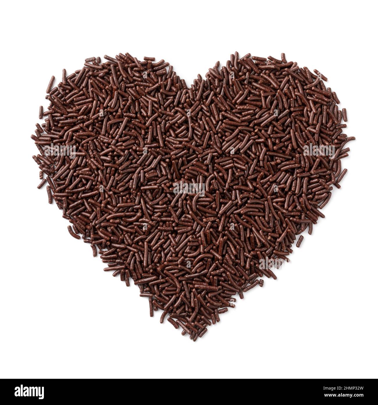 Reine Schokolade streut in Herzform isoliert auf weißem Hintergrund Stockfoto