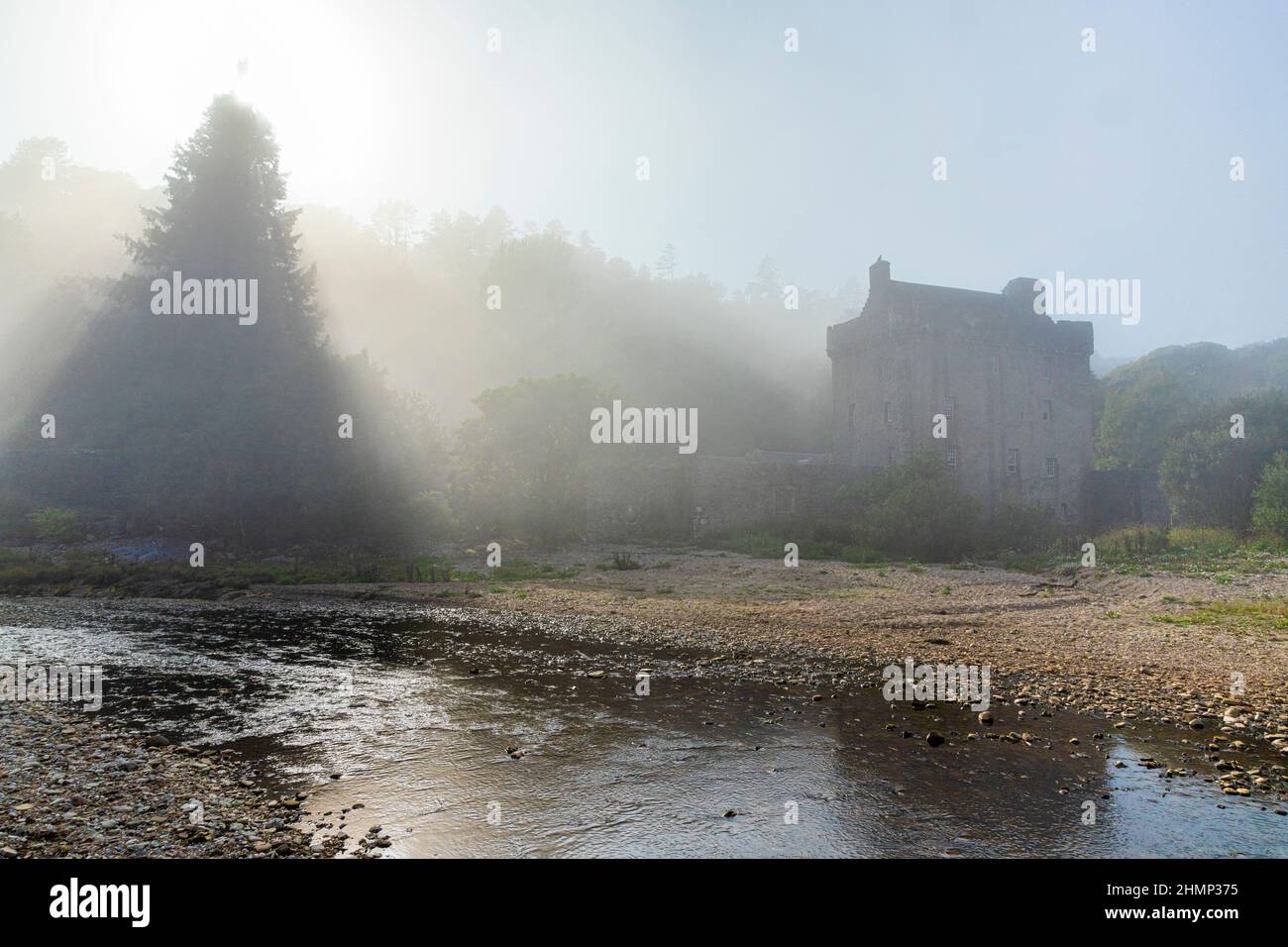 Auf dem Saddell Castle aus dem 16th. Jahrhundert am Ufer des Kilbrannan Sound in der Nähe von Saddell auf der Kintyre Peninsula, Argyll & Bute, Schottland, rollt Meeresnebel ein Stockfoto