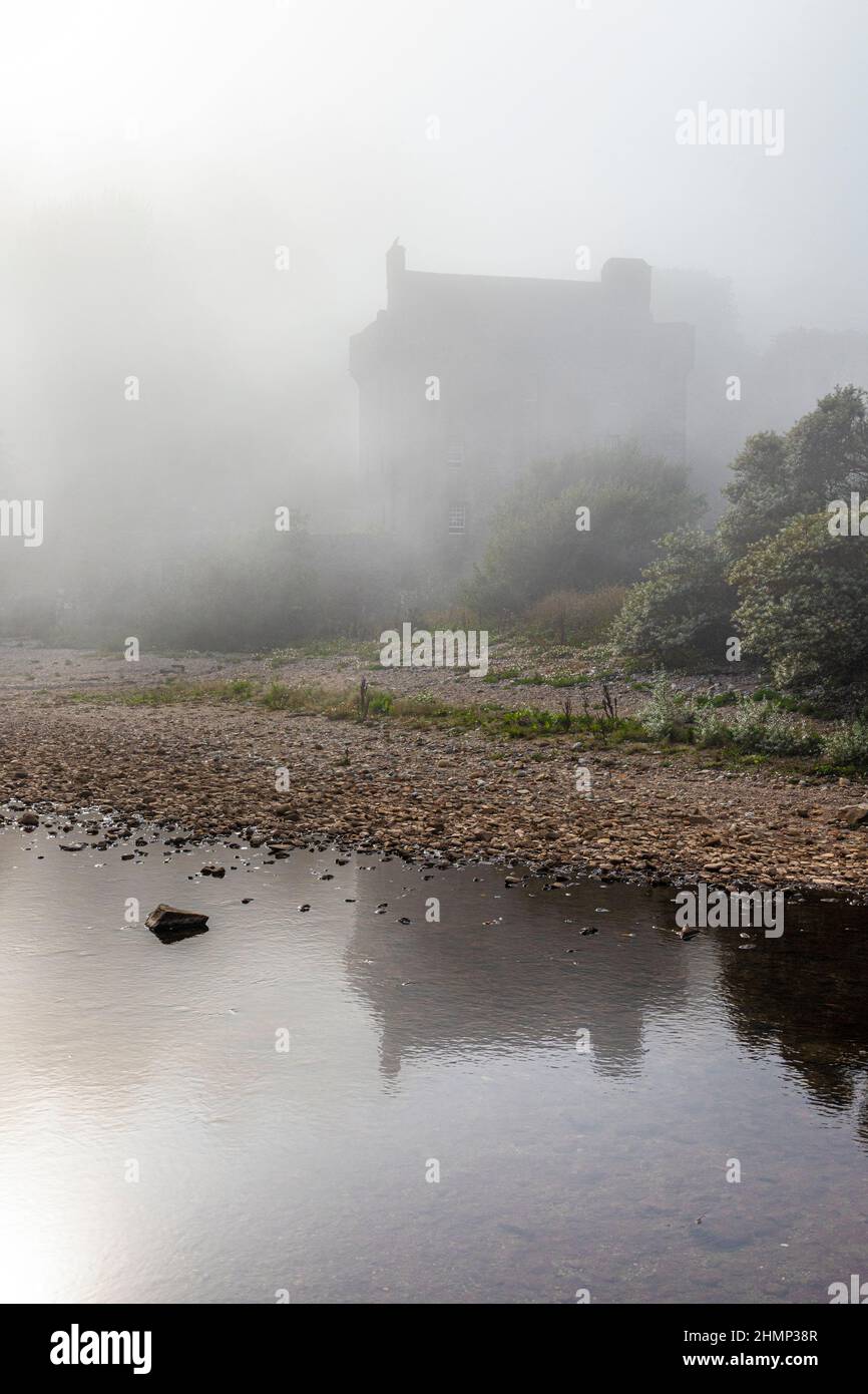 Auf dem Saddell Castle aus dem 16th. Jahrhundert am Ufer des Kilbrannan Sound in der Nähe von Saddell auf der Kintyre Peninsula, Argyll & Bute, Schottland, rollt Meeresnebel ein Stockfoto