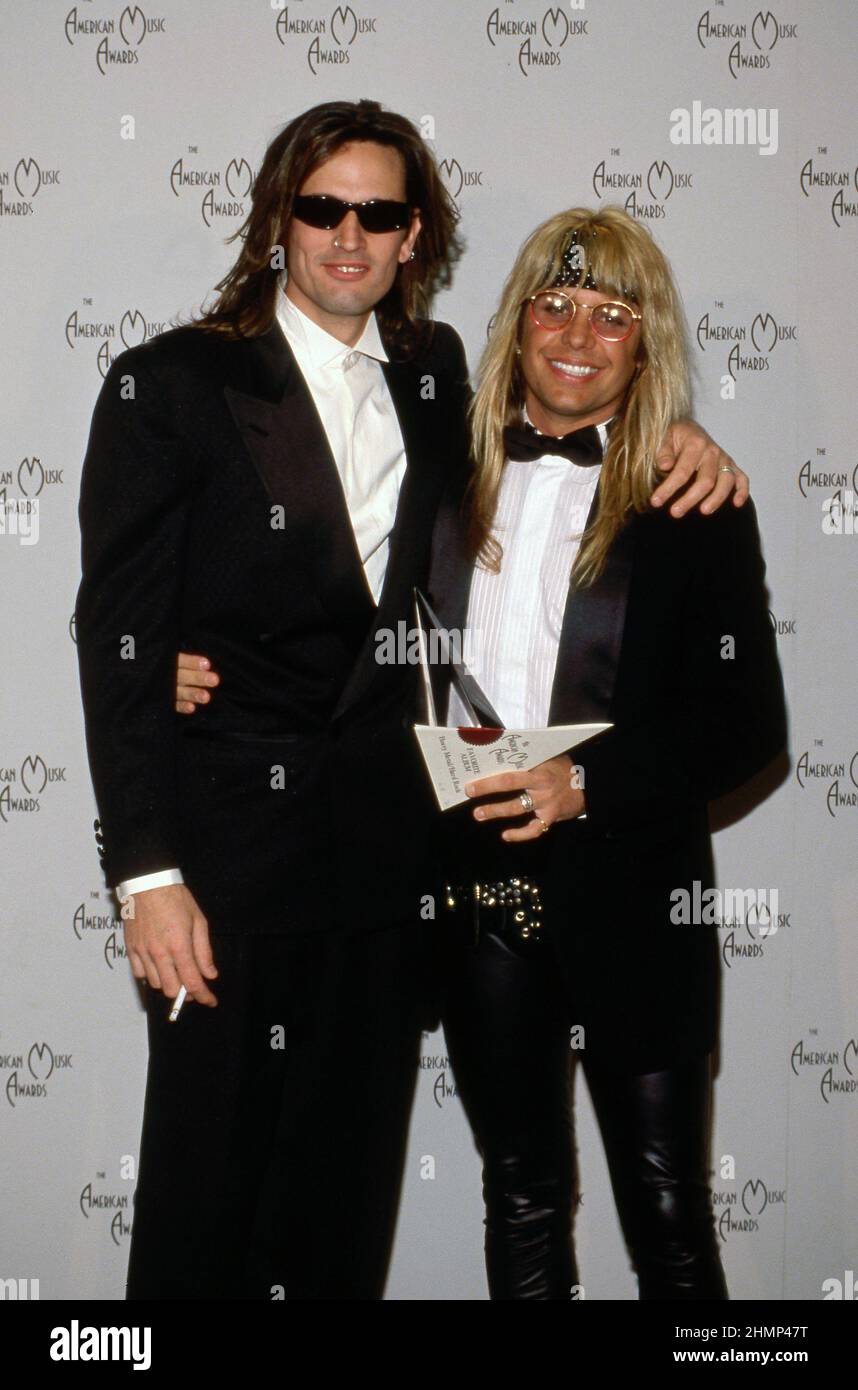 Tommy Lee und Vince Neil bei den Annual American Music Awards 18th im Shrine Auditorium in Los Angeles, Kalifornien 28. Januar 1991 Credit: Ralph Dominguez/MediaPunch Stockfoto