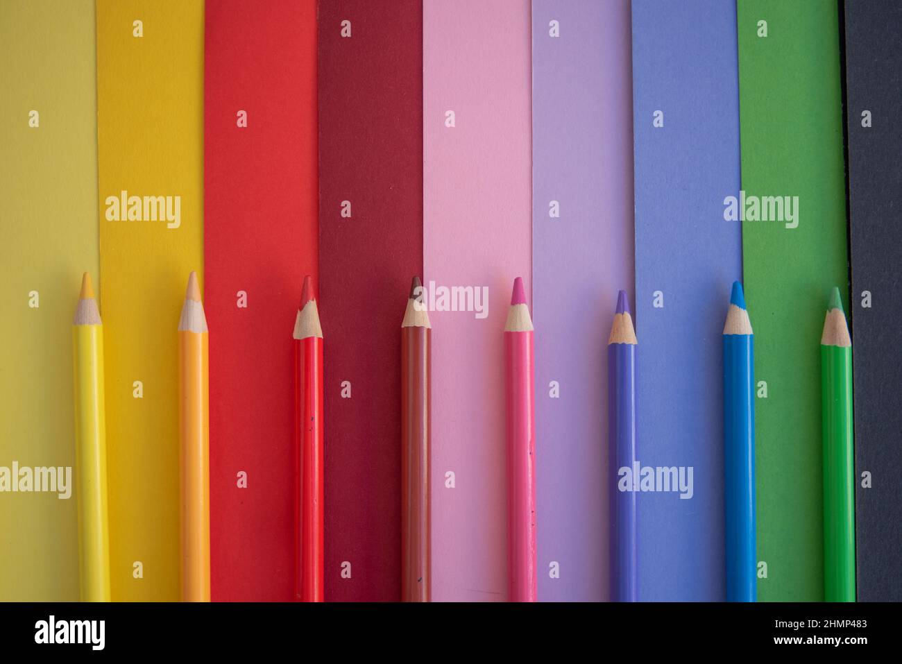 Bunte Buntstifte und Papierbögen für Kunsthandwerk Stockfoto