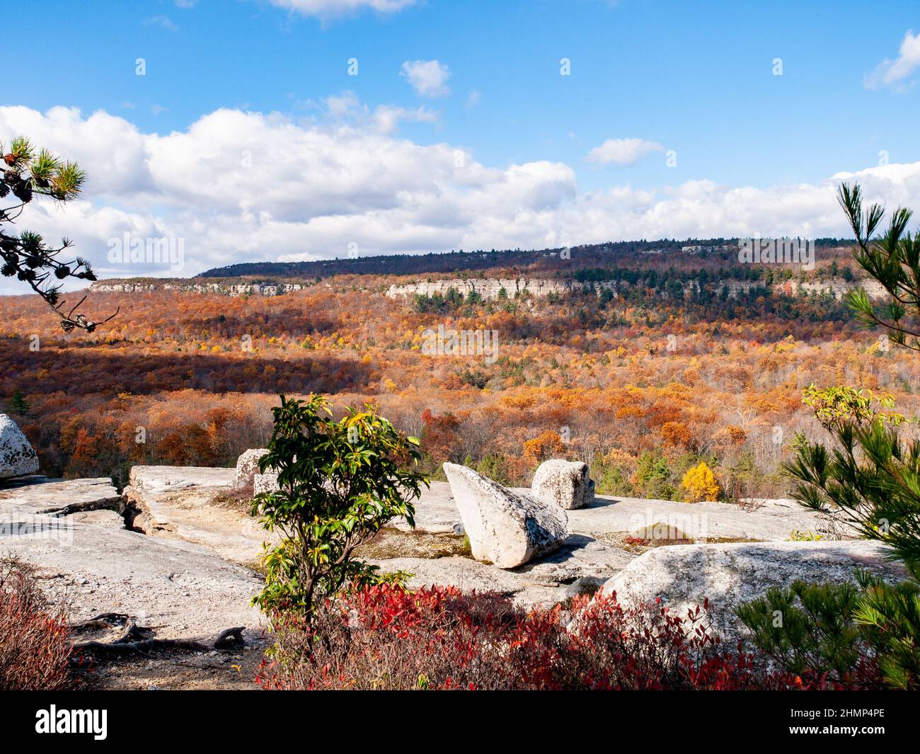 Herbstansicht der Shawanagunk Mountains, New Paltz, NJ USA. The Gunks. Stockfoto