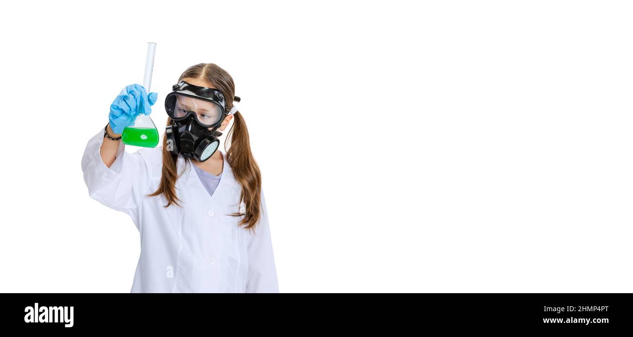 Porträt eines kleinen Schulmädchen, eines Kindes in weißem, großen Gewand als Chemikerin, Wissenschaftler, der im Labor isoliert mit vielfarbiger chemischer Flüssigkeit experimentiert Stockfoto