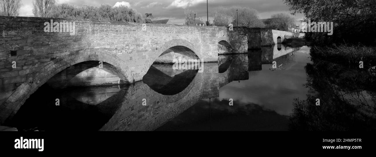 Die 9 Bogen Steinbrücke über den Fluss Nene, Islip Stadt, Northamptonshire, England, Großbritannien Stockfoto