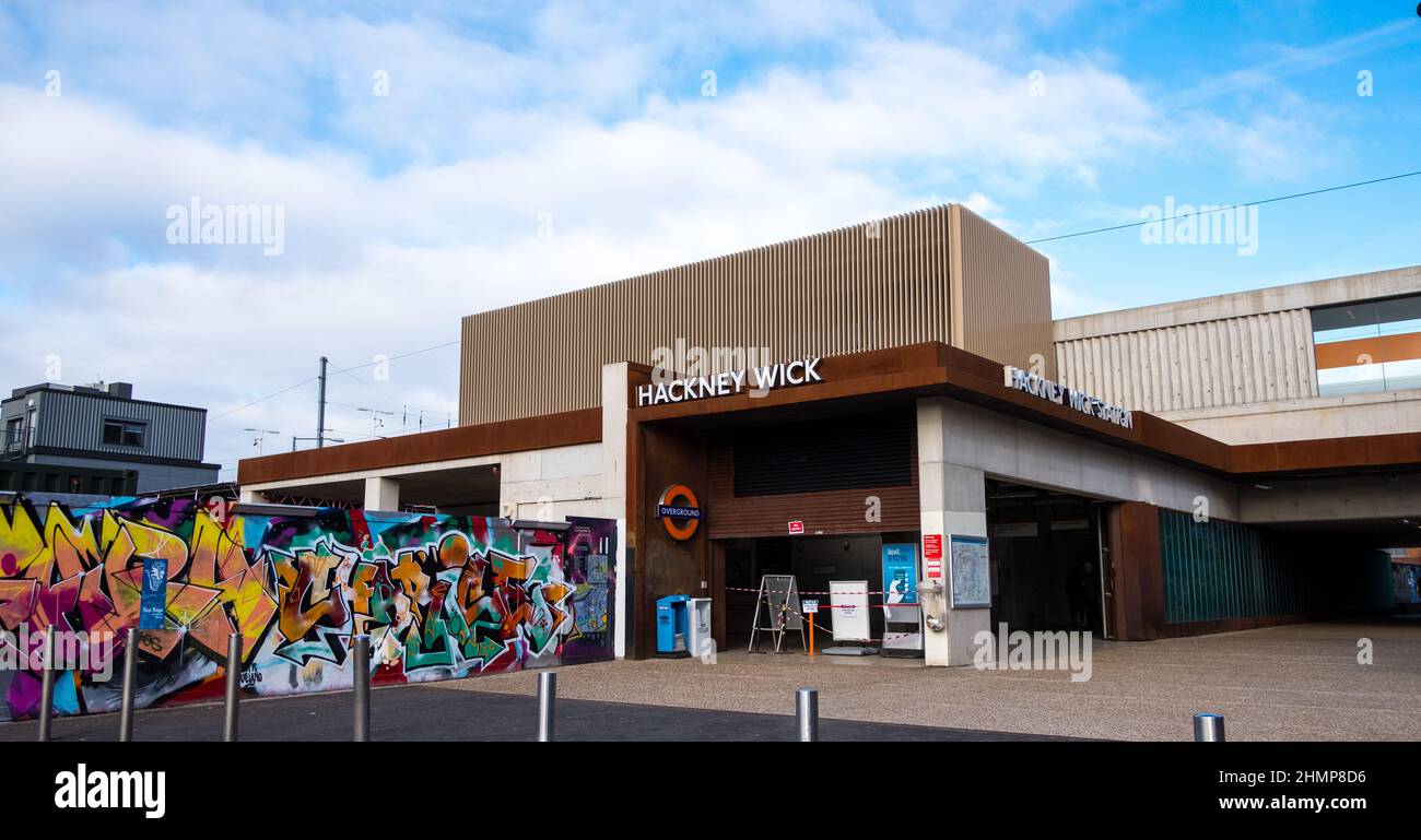 Vordereingang zur Hackney Wick Station mit Graffiti-Wand Stockfoto