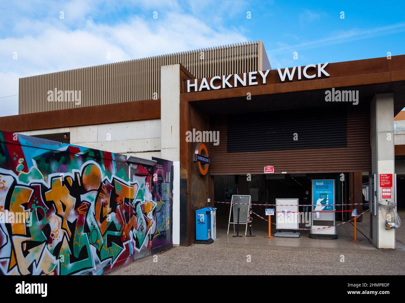 Vordereingang zur Hackney Wick Station mit Graffiti-Wand Stockfoto