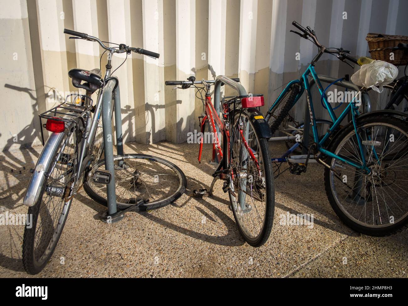 Beschädigte und vandalisierte Fahrräder nehmen Platz auf einem Fahrradparkplatz in der Nähe der Hackney Wick Overground Station, East London Stockfoto
