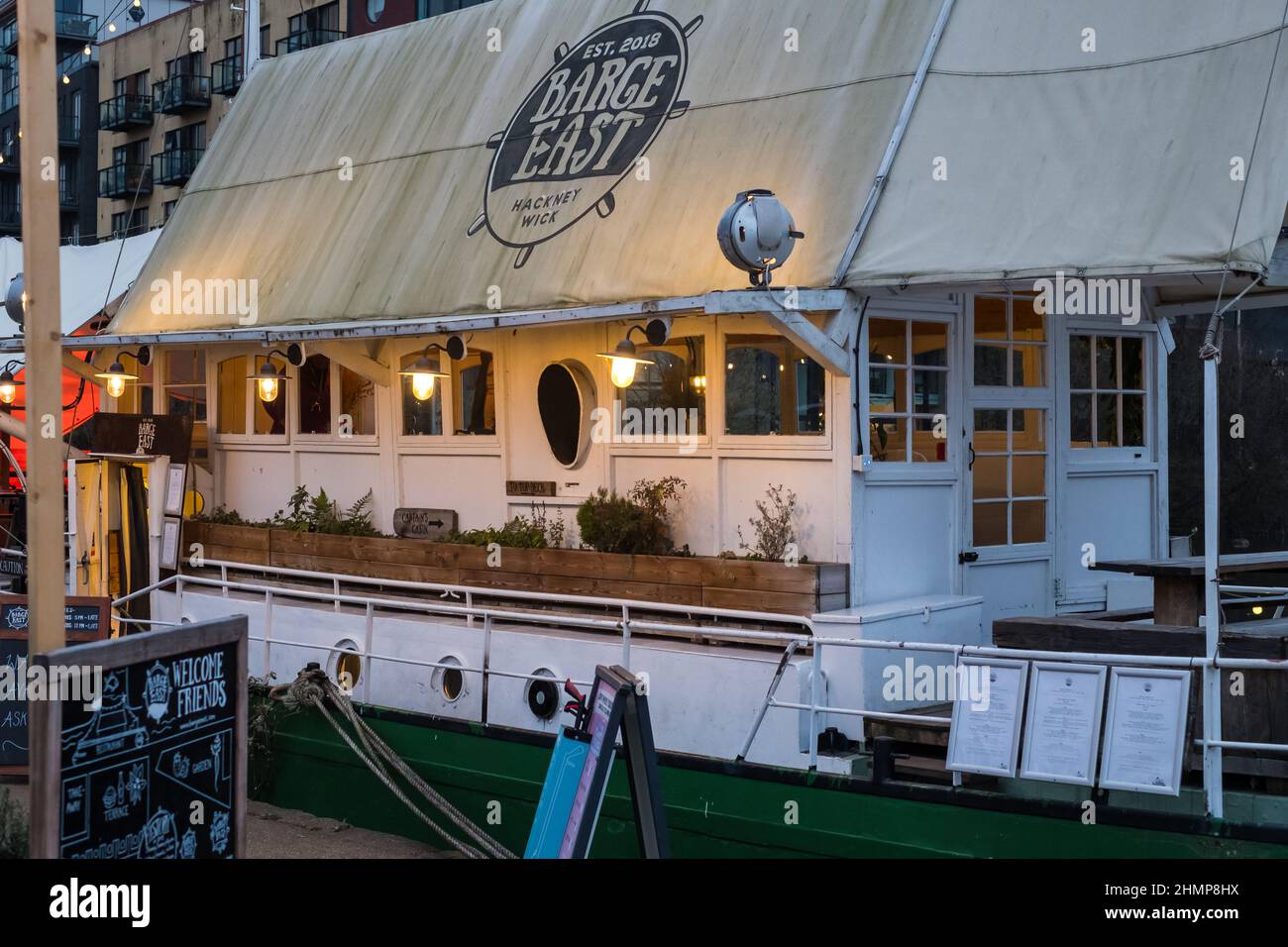 Barge East, ein Restaurant und eine Bar auf einer holländischen Barge, die in Hackney Wick, East London, festgemacht ist Stockfoto