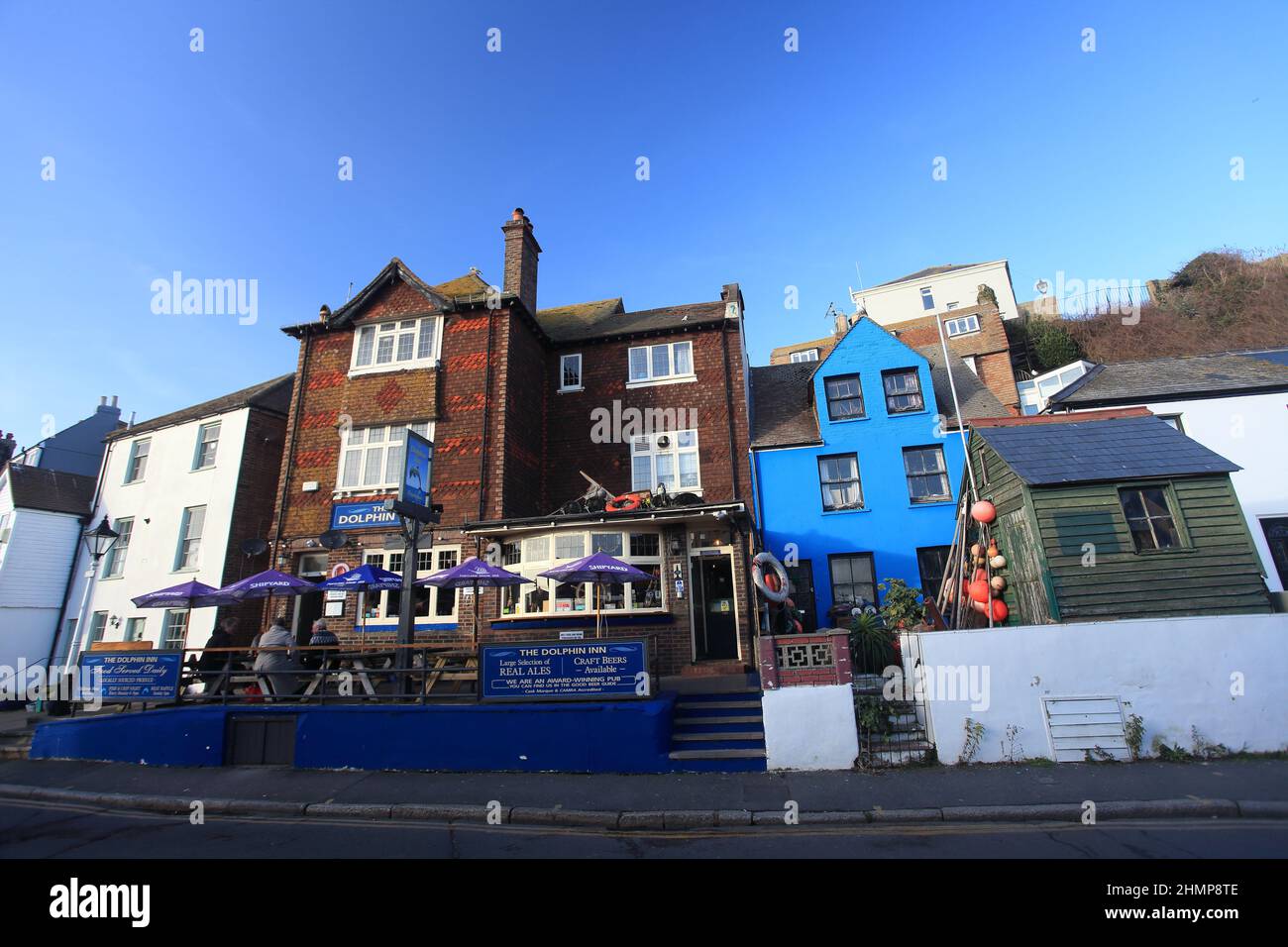 Leute, die einen Drink im Dolphin Inn genießen, einem traditionellen Pub an der Hastings Promenade in Rock-A-Nore, Hastings, Sussex, Großbritannien Stockfoto