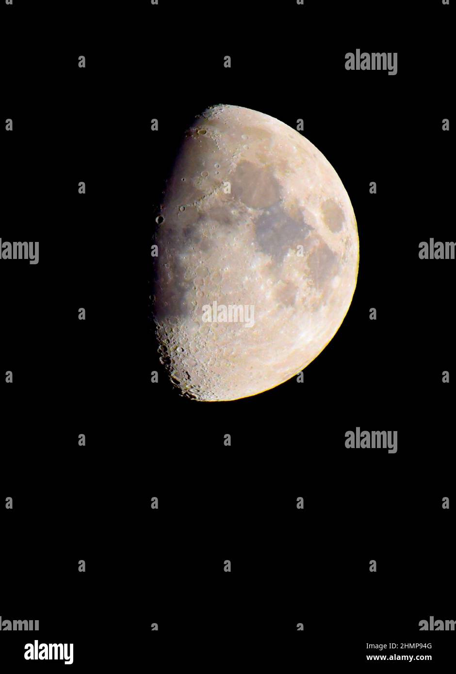 10/02/2022 Gravesend UK Ein zunehmend wuchernder Mond über Gravesend. Der himmlische Nachbar der Erde hat 70 Prozent der Mondoberfläche beleuchtet. Stockfoto