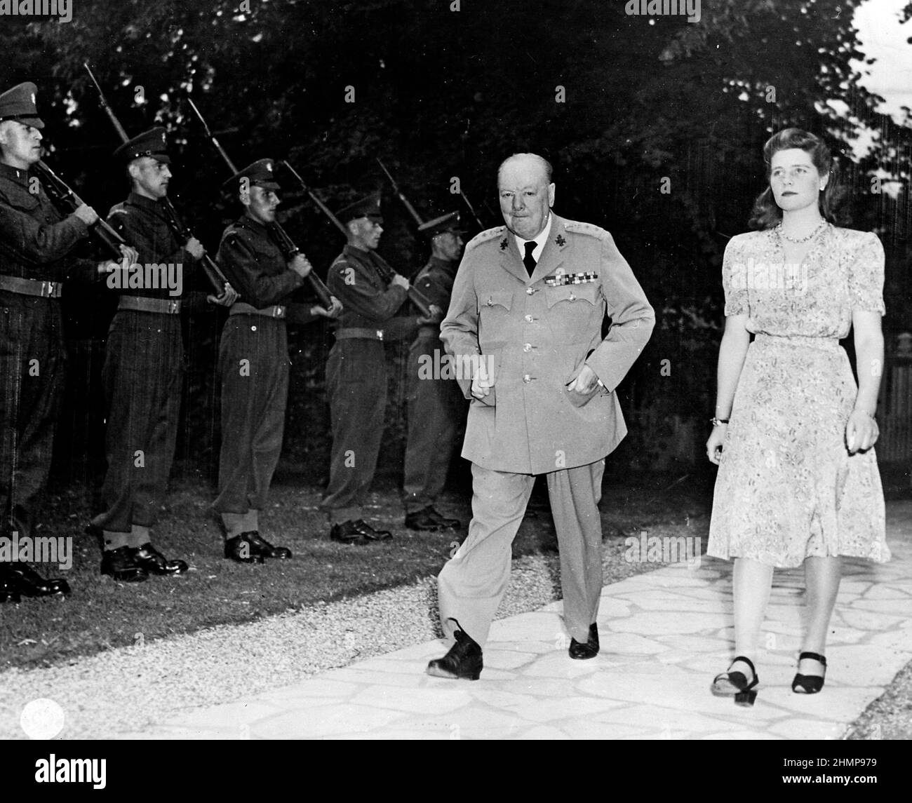 Der britische Premierminister Winston Churchill und seine Tochter Mary gehen während der Potsdamer Konferenz in Deutschland im Garten ihrer Residenz spazieren. Stockfoto