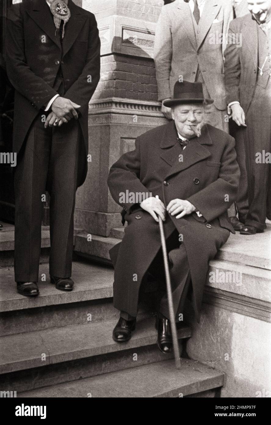 Winston Churchill (1874-1965) in den Niederlanden, Zigarrenrauchen, Mai 10th 1946. Unbekannter Fotograf. Stockfoto