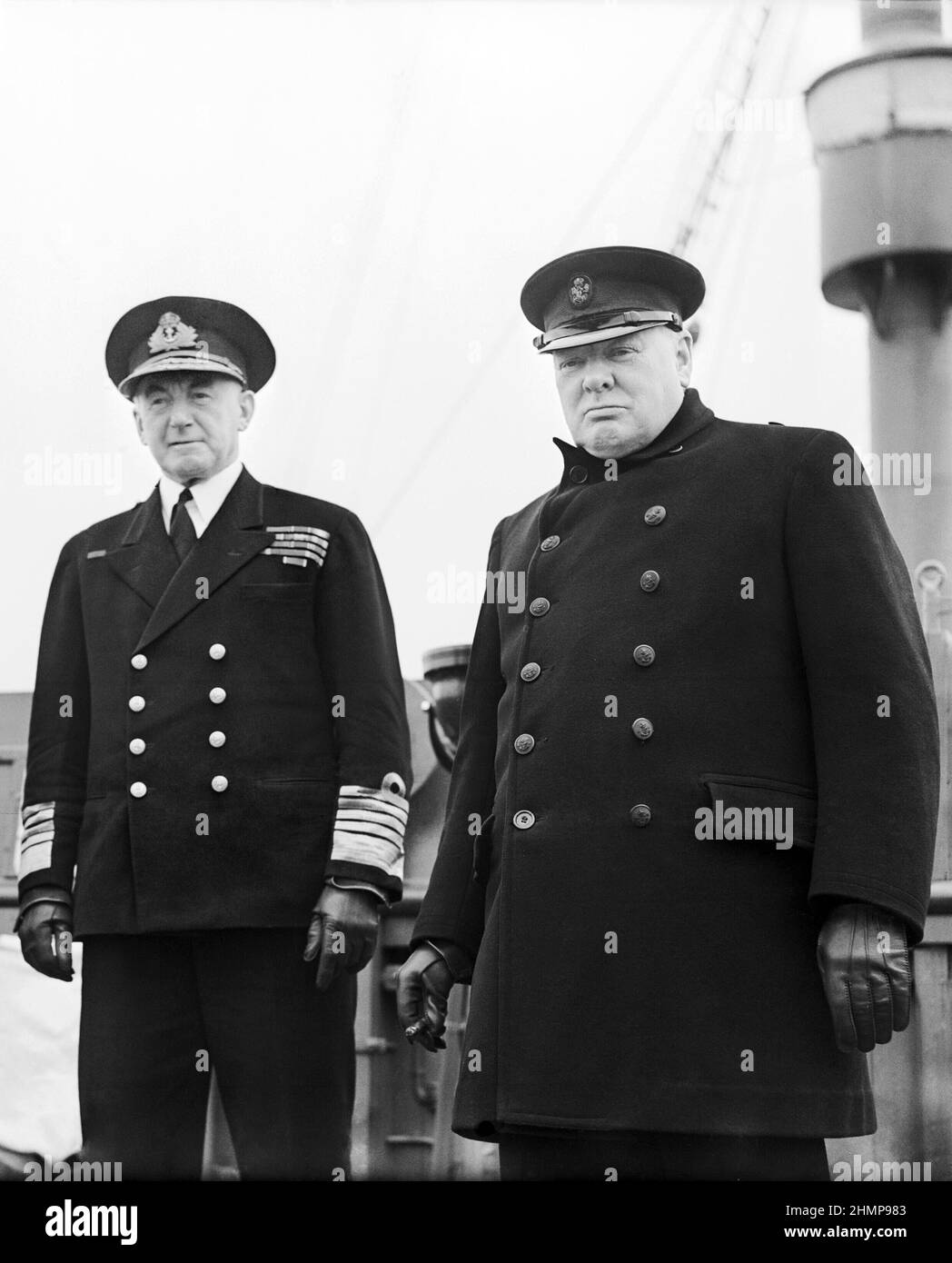 Premierminister Winston Churchill besucht die USA, Mai 1943 Admiral der Flotte Sir Dudley Pound und der Churchill auf dem Deck der SS-KÖNIGIN MARY. Stockfoto