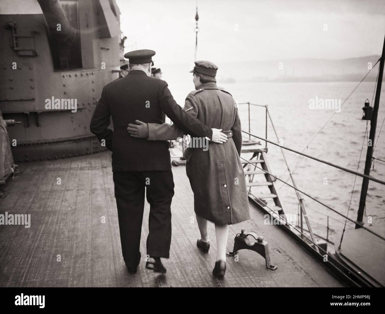 Winston Churchill und seine Tochter Mary gehen Arm in Arm an Bord der HMS DUKE OF YORK im Clyde. Dez 1941. Stockfoto