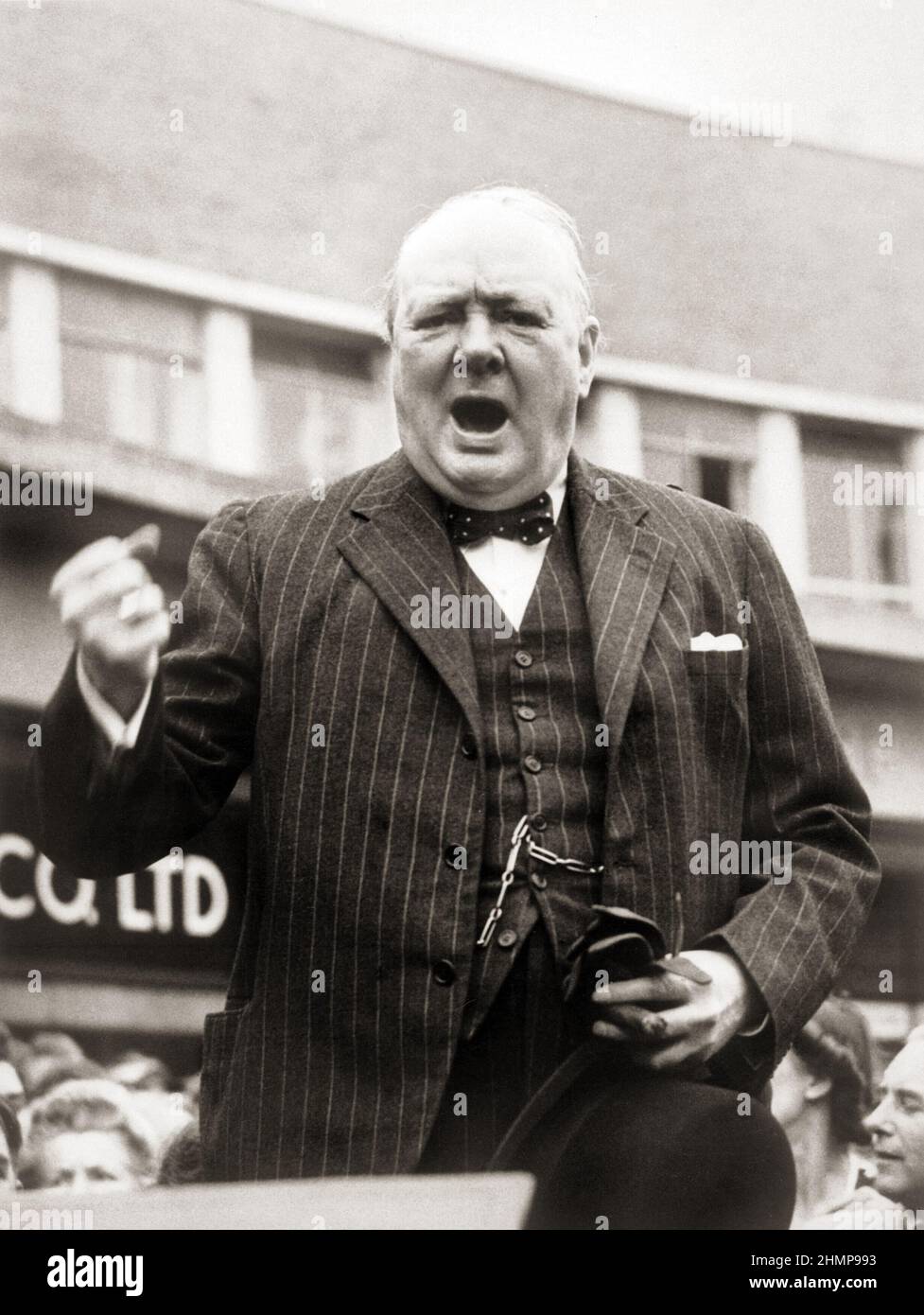 Premierminister Winston Churchill hält während des Wahlkampfs am 27. Juni 1945 eine Rede in Uxbridge, Middlesex. Stockfoto