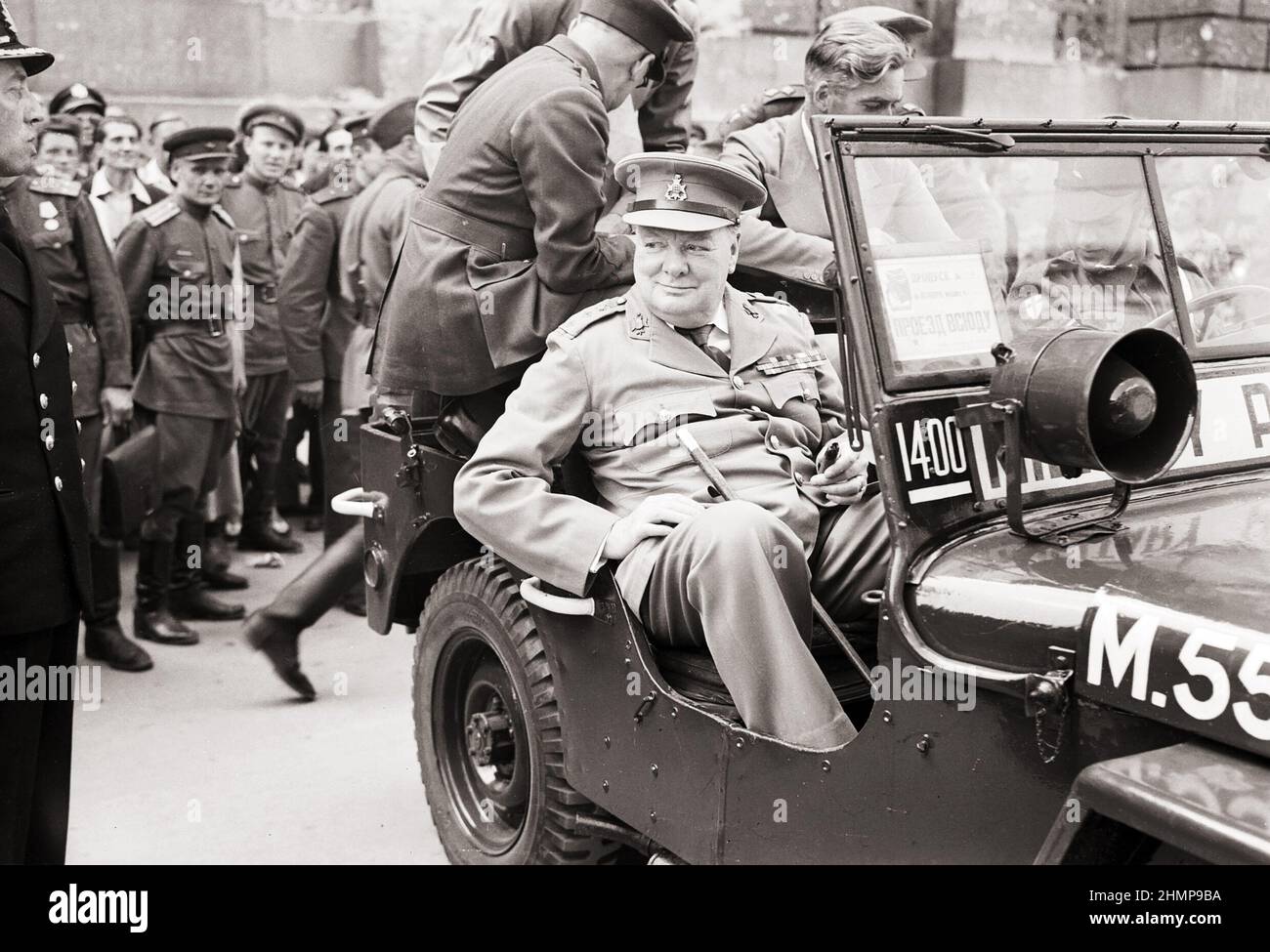 Winston Churchill in einem Jeep vor dem Deutschen Reichstag während einer Tour durch die zerstörte Stadt Berlin, 16. Juli 1945. Stockfoto