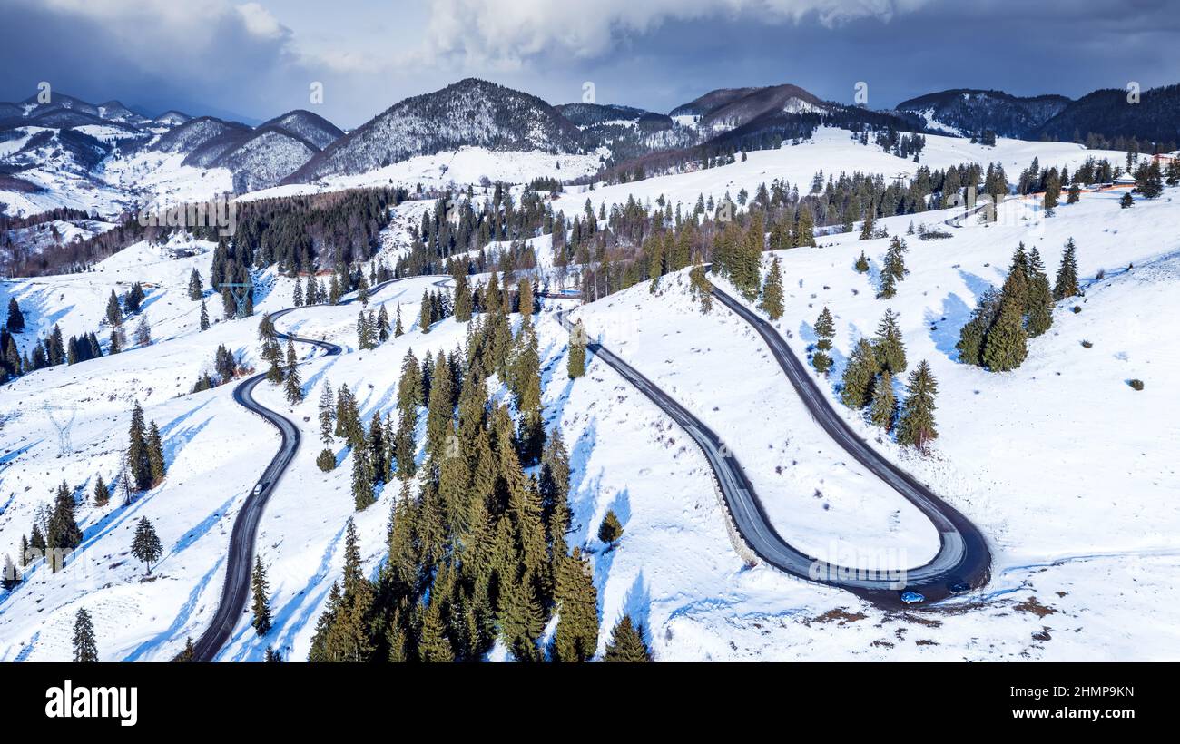 Rucar-Bran Pass, Karpaten. Landschaftlich schöne Aufnahmen der Winterlandschaft vom Fundata Pass in Rumänien am Fuße der Karpaten Stockfoto