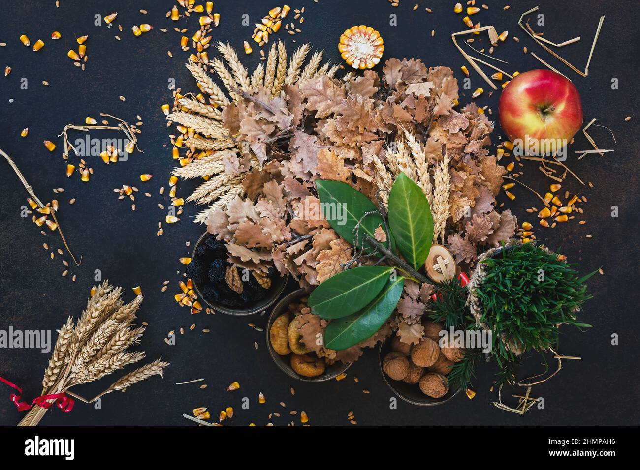 Badnjak oder Yule Log Serbischer Weihnachtsbaum und traditionelles Essen am orthodoxen Heiligabend. Draufsicht, Leerraum Stockfoto