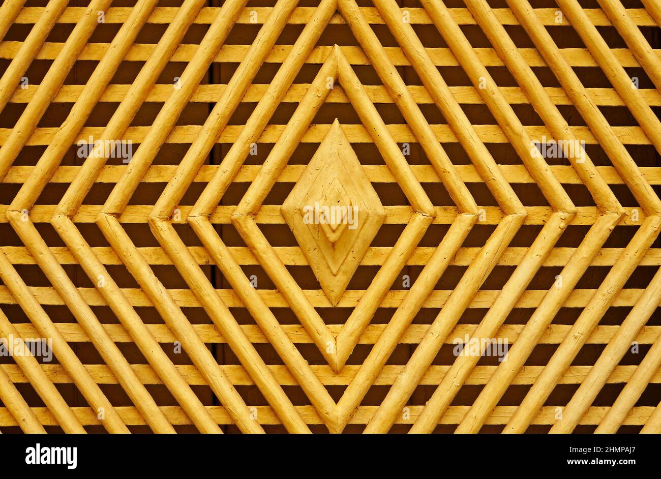 Gelbes Holzwerk in der historischen Stadt Tiradentes, Brasilien Stockfoto