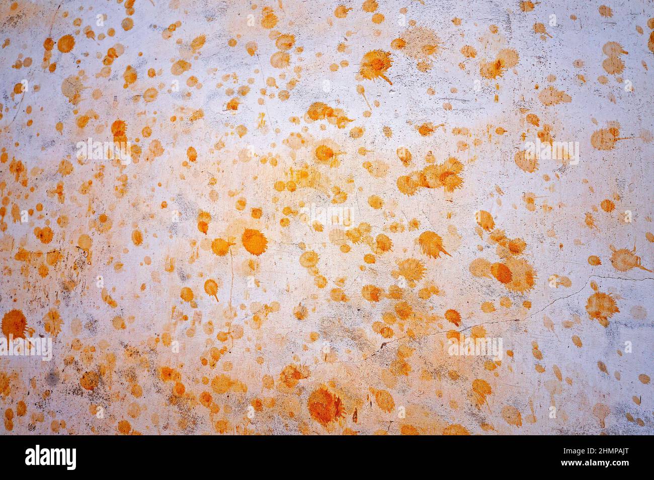 Schmutzige weiße Wand mit Schlamm Hintergrund, Tiradentes, Brasilien Stockfoto