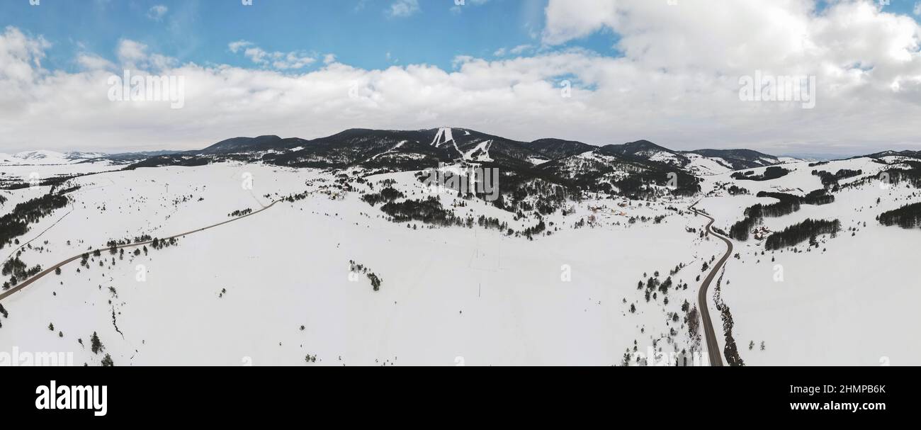 Luftaufnahme des Straßen- und Skizentrums Tornik , dem höchsten Punkt des Zlatibor-Gebirges, Serbien. Winterzeit Stockfoto